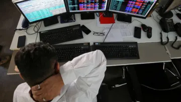 Sensex ends 80 pts lower; bank, IT stocks drag- India TV Paisa