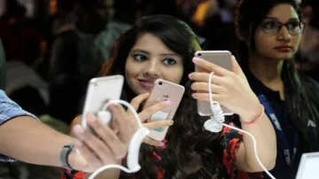 Report claims Worldwide smartphone sales will fall by 3.2 percent- India TV Paisa