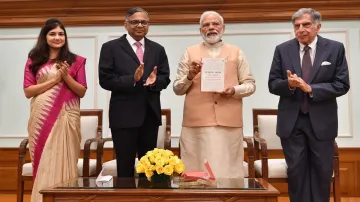प्रधानमंत्री नरेंद्र मोदी ने 'बिजिटल नेशन' नामक किताब का विमोचन किया।- India TV Paisa
