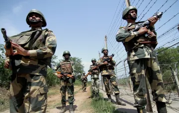पाकिस्तान सीमा पर तैनात भारतीय सेना (प्रतीकात्मक फोटो)- India TV Hindi