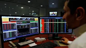 Sensex plunges 335 pts; Infosys sinks 16 pc- India TV Paisa