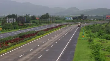 <p>Speed limit on Delhi-Meerut Expressway may be raised to...- India TV Hindi