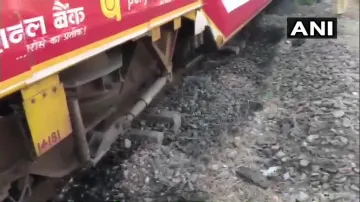पटरी से उतरी ट्रेन- India TV Hindi