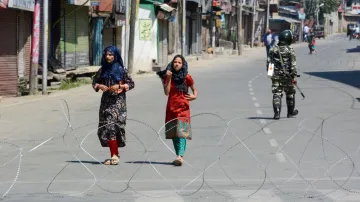 कश्मीर में सोमवार दोपहर 12 बजे से शुरू हो जाएंगी पोस्टपेड मोबाइल फोन सेवाएं- India TV Hindi