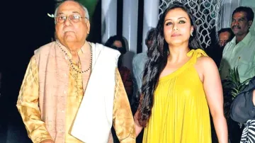 दिवंगत पिता के साथ रानी मुखर्जी- India TV Hindi
