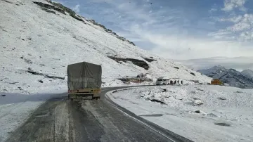 मनाली के रोहतांग पास में बर्फबारी, भरमौर और पांगी की चोटियां बर्फ से ढकीं- India TV Hindi