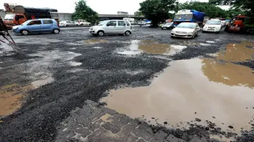 <p>Potholes </p>- India TV Hindi