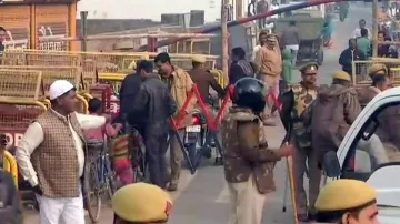 फैसले से पहले अयोध्या में चप्पे-चप्पे पर सुरक्षाबल तैनात, लोग जमा कर रहे राशन- India TV Hindi