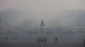 दिल्ली-एनसीआर बना गैस चैम्बर, आज प्रदूषण के सारे रिकॉर्ड टूटे; वायु गुणवत्ता ‘आपात’ श्रेणी में पहुंच- India TV Hindi