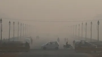 दिल्ली में प्रदूषण का कहर, द्वारका में AQI 700 के करीब पहुंचा; हाईकोर्ट ने लगाई फटकार- India TV Hindi