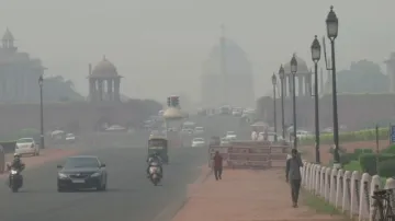 राजधानी दिल्ली में प्रदूषण की मार थोड़ी कम, लेकिन हवा अभी भी जहरीली- India TV Hindi