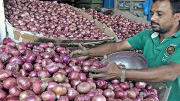 Onion's retail price reached 120 rupees a kg- India TV Paisa