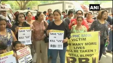 पीएमसी बैंक के खाताधारक आरबीआई द्वारा लगाए गए प्रतिबंधों और लोगों की मौत के खिलाफ लगातार प्रदर्शन भी- India TV Paisa