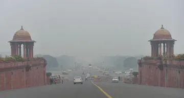 <p>The blanket of haze over Delhi thickened on Friday...- India TV Hindi