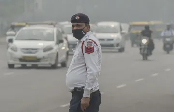 <p>A traffic policeman wearing an anti-pollution mask...- India TV Hindi