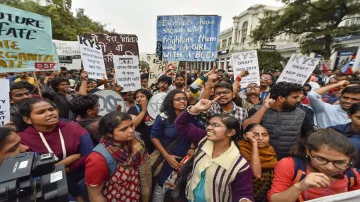 <p>JNU students demonstrated in front of HRD minister</p>- India TV Hindi