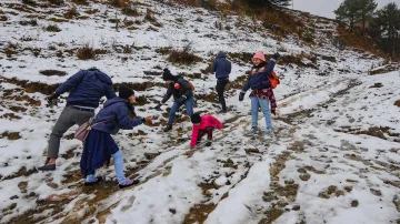 <p>Himachal's Kufri temperatures below zero, school closed...- India TV Hindi