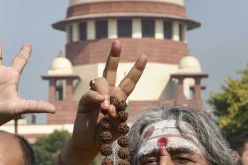 <p>A sadhu flashes the victory sign at the Supreme Court...- India TV Hindi