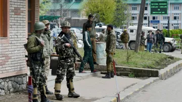 श्रीनगर में तैनात सुरक्षा बल- India TV Hindi