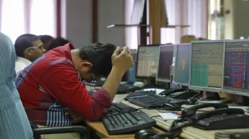 Sensex tumbles 229 pts as weak macro data, rupee woes weigh- India TV Paisa