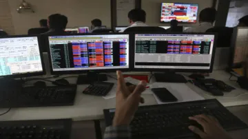Sensex ends 216 pts lower; IT stocks fall- India TV Paisa