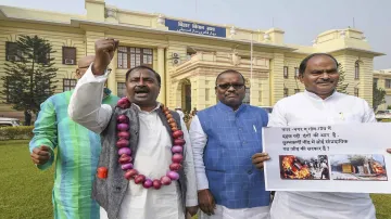 <p>Bihar Rjd Mla Shivchandra Ram Reached Assembly Wearing...- India TV Hindi