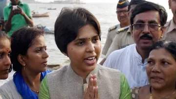 सबरीमाला जाने के लिए कोच्चि पहुंचीं तृप्ति देसाई की टीम की महिला पर हमला, हमलावर गिरफ्तार- India TV Hindi