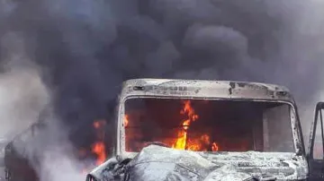 दो ट्रकों की भिड़ंत से लगी आग में तीन लोगों की जिंदा जल कर मौत- India TV Hindi