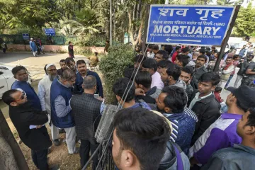 <p>Relatives of Anaj Mandi fire victims wait outside the...- India TV Hindi
