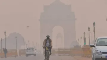दिल्ली में वायु गुणवत्ता फिर ‘गंभीर’ श्रेणी में, एक्यूआई 400 के पार- India TV Hindi