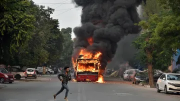 दिल्ली में आज हालात बिगड़ने के संकेत, भीड़ में शामिल हुए सिमी-इंडियन मुजाहिदीन के आतंकी- India TV Hindi