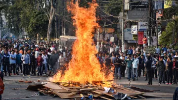 <p>Protestor’s burn hoardings and other materials...- India TV Hindi