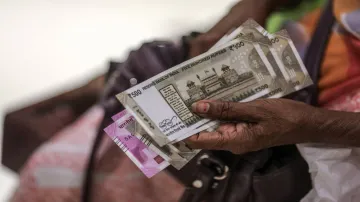 Rupee rises 12 paise to 1-month high of 70.92 against US dollar- India TV Paisa
