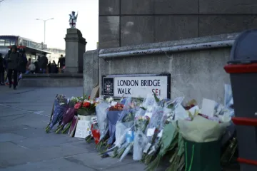  Angry mob protests at newspaper office over calling London Bridge attacker of Pakistan origin- India TV Hindi