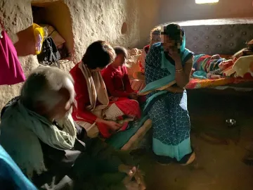 प्रियंका गांधी ने उन्नाव पीड़िता के परिजनों से की मुलाकात, कहा-परिवार को किया जा रहा है परेशान- India TV Hindi