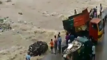 Truck Garbage River- India TV Hindi