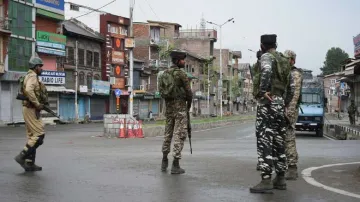 Security personnel stand guard in Srinagar- India TV Hindi