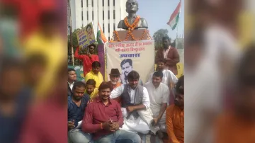 शहीद चंद्रशेखर की मूर्ति की जगह पूर्व CM अर्जुन सिंह की मूर्ति लगाने पर विवाद, धरने पर बैठे आजाद के - India TV Hindi