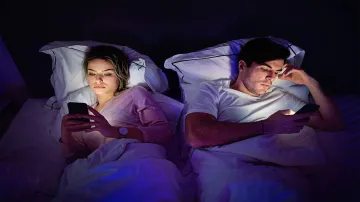 Smartphones in bed can ruin your sex life- India TV Paisa