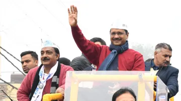 चुनाव दिल्ली के 2 करोड़ लोगों व 200 भाजपा सांसदों के बीच: केजरीवाल- India TV Hindi
