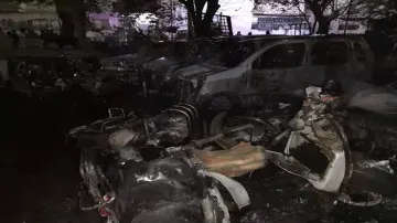 दिल्ली के मानसरोवर पार्क के DDA पार्किंग में लगी आग, कई कारें और टू-वीलर जलकर खाक- India TV Hindi