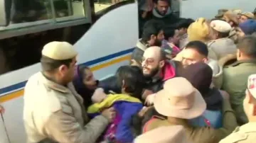 दिल्ली पुलिस मुख्यालय से हटाए गए आंदोलनकारी, आईटीओ रोड खोला गया- India TV Hindi