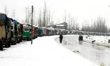 <p>traffic stopped on jammu-srinagar national highway after...- India TV Hindi