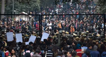 <p>Students stage a protest at main Gate of JNU over...- India TV Hindi