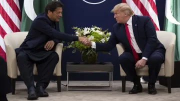<p>President Donald Trump meets with Pakistani Prime...- India TV Hindi