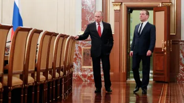 <p>Russian President Vladimir Putin (Right) and Russian...- India TV Hindi