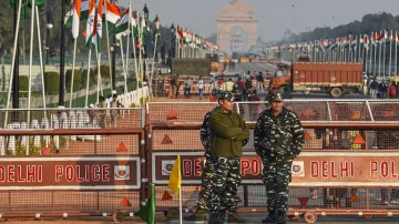 <p>Security personnel stand guard at the Rajpath which is...- India TV Hindi