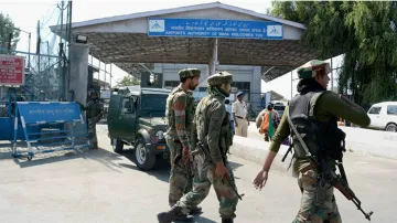 जम्मू और श्रीनगर एयरपोर्ट की सुरक्षा अब CISF के हवाले, दविन्दर सिंह की गिरफ्तारी के बाद फैसला- India TV Hindi