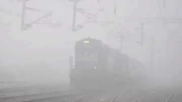 कोहरे की वजह से दिल्ली आने वाली 19 ट्रेनें लेट- India TV Hindi