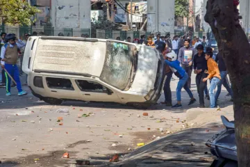<p>Protestors vandalize a car during a clash between a...- India TV Hindi